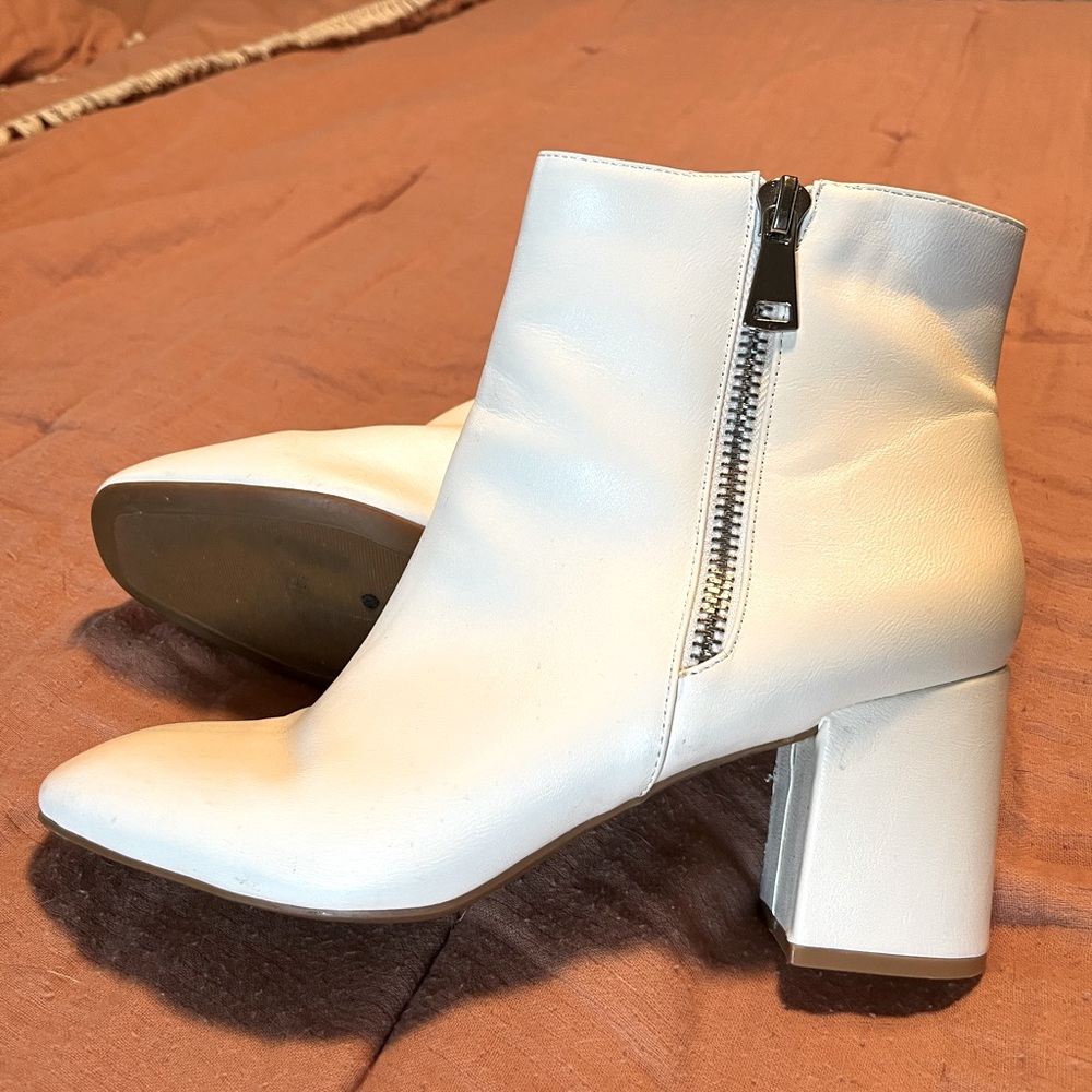 White short boots. Small heel. Size 11